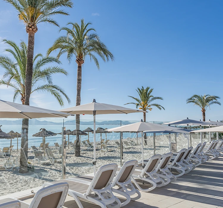 NR Promotion Sun lounger area in front of the beach at Hotel Condesa