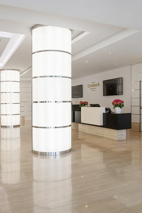 Reception at hotel Condesa Reception service at hotel Condesa