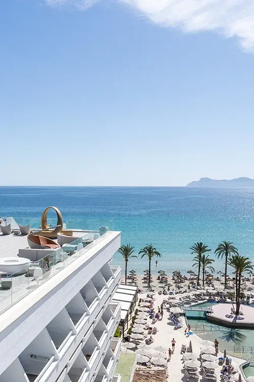 Vista panorámica sky bar, piscina y bahía de Palma Vista panorámica sky bar, piscina y bahía de Palma