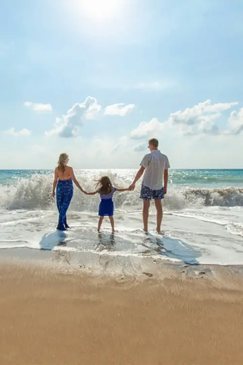 hotel condesa Momentos en familia Familia a la orilla de la playa